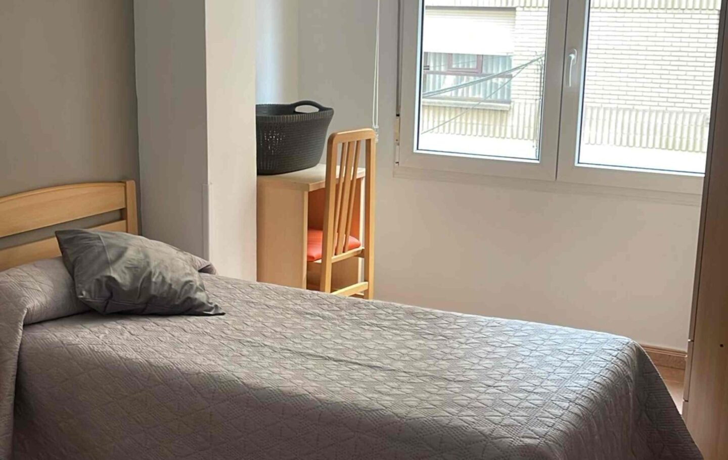Habitación en Calahorra, España - saturno - Dormitorio 2