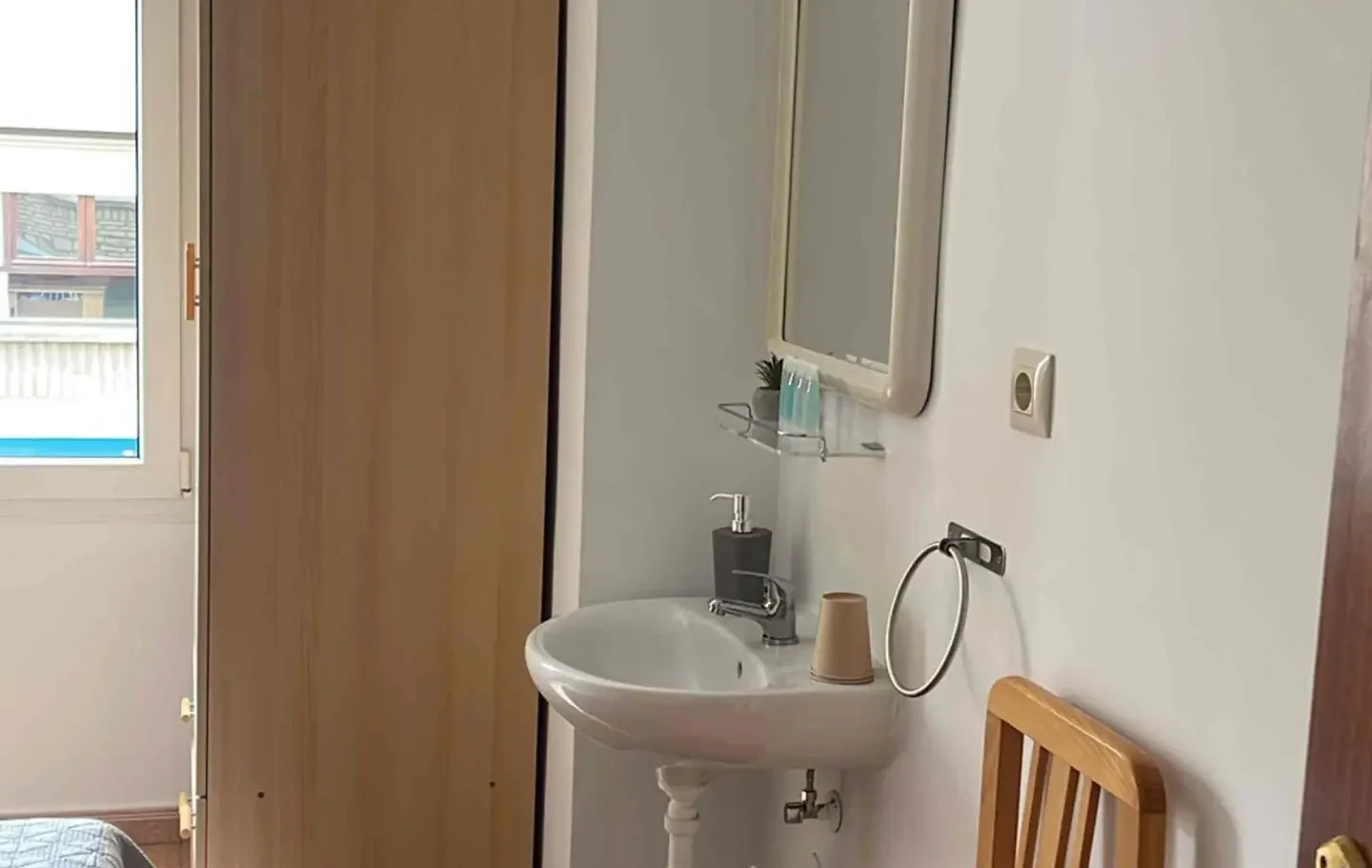 Habitación en Calahorra, España - saturno - Dormitorio