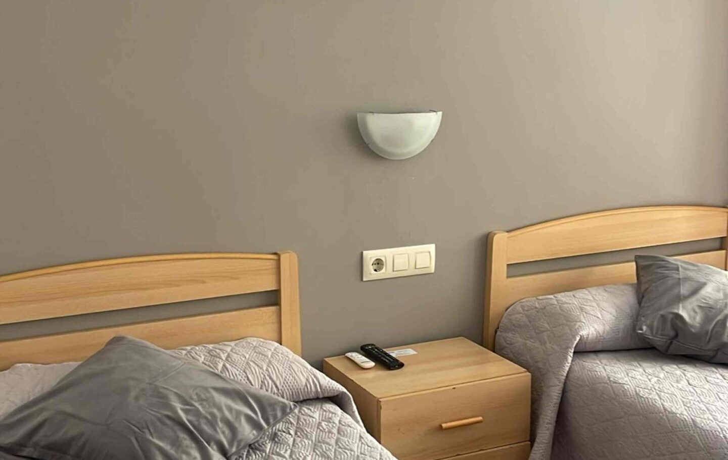 Habitación en Calahorra, España - saturno - Dormitorio