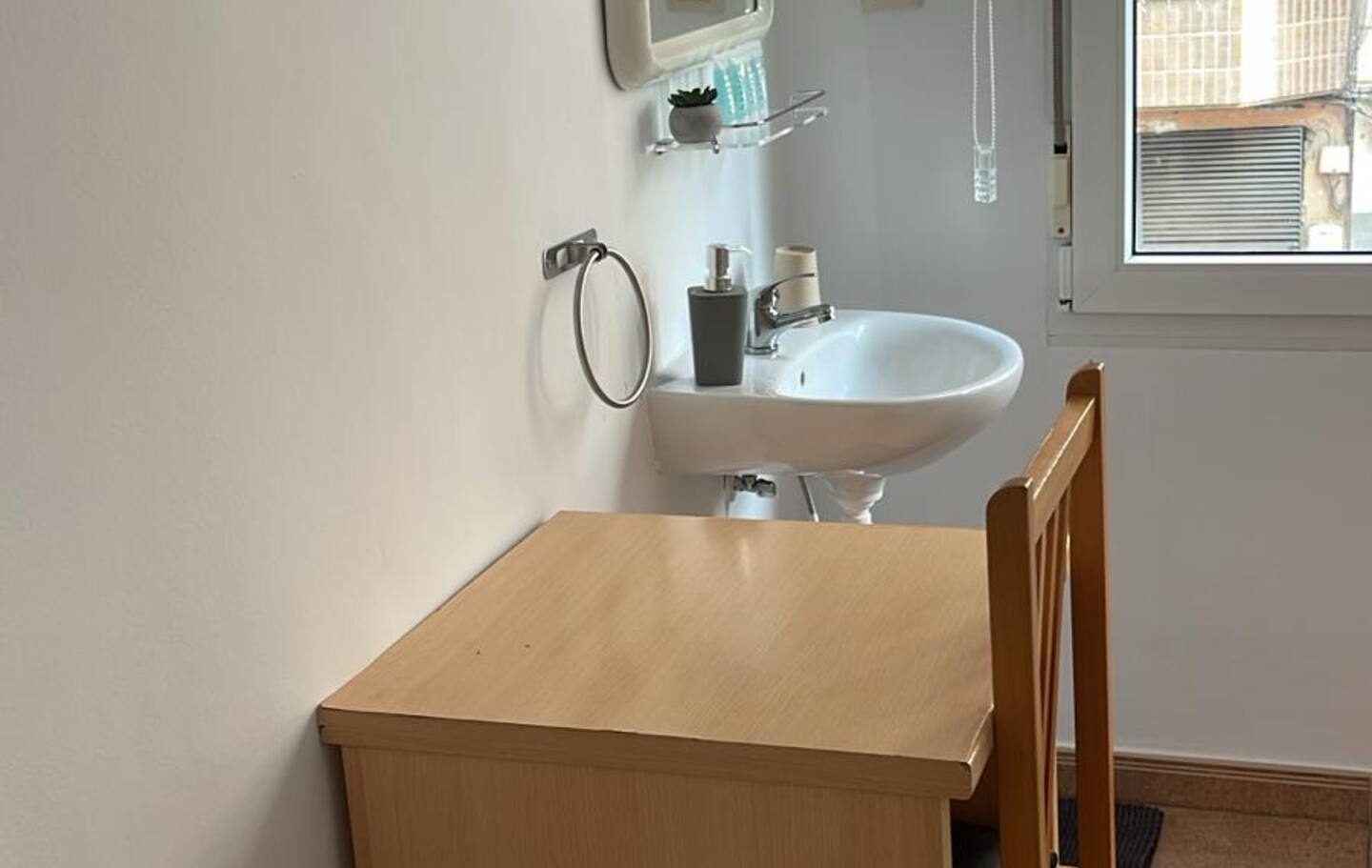 Júpiter. Hab 2 camas individuales Calahorra centro - baño compartido
